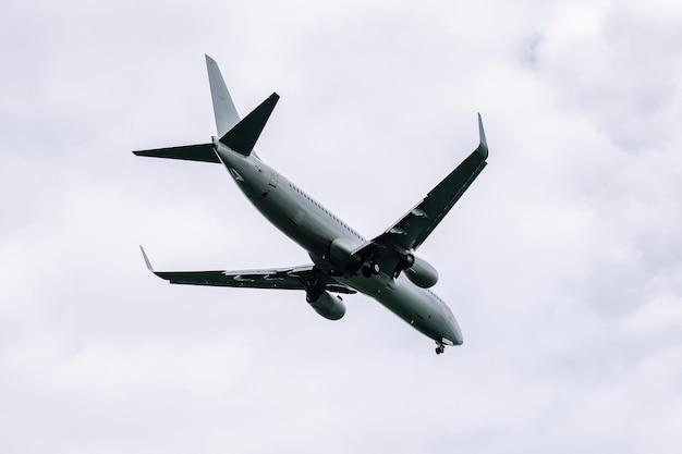 Passagierflugzeug kommt bei bewölktem Wetter zur Landung an