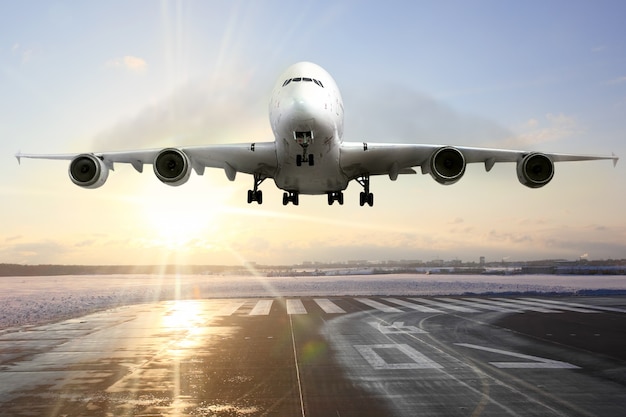 Passagierflugzeug landet auf der Landebahn im Flughafen. Abend