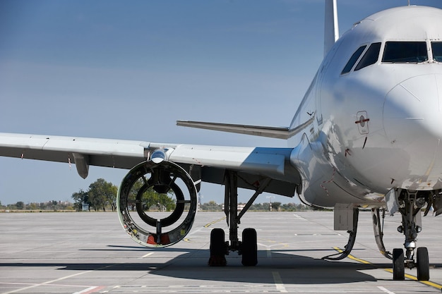 Passagierflugzeug mit ausgebautem Motor in Reparatur