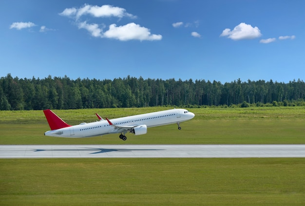 Passagierflugzeug startet von der Landebahn des Flughafens im Wald.