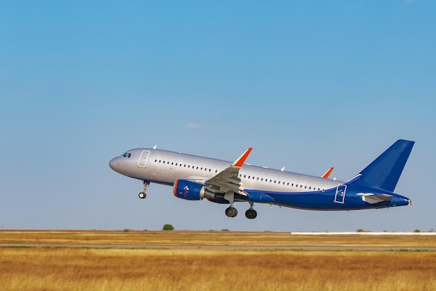 Passagierflugzeug startet von der Landebahn im Flughafen