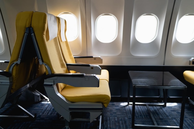 Passagierflugzeugsitze in der KabineInterior von Verkehrsflugzeugen auf ihren Sitzen während des Fluges Economy Class Passagierbereich von Flugzeugen