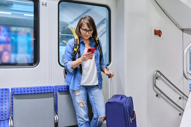 Passagierin mit Kofferrucksack im Auto stehend Nahverkehrszug Schienenverkehr Personenbeförderung Reise Tourismus Reise Reise Menschen Konzept