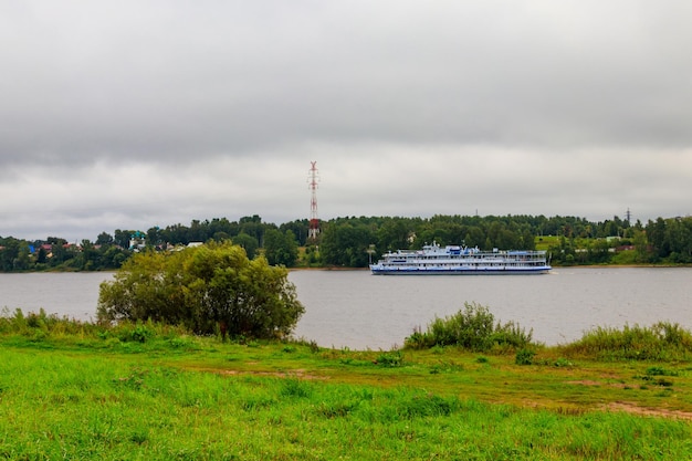 Passagierschiff auf der Wolga in Jaroslawl, Russland