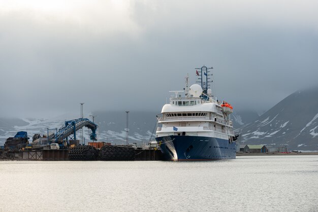 Passagierschiff festgemacht im Hafen von Longyearbyen Blick von vorne