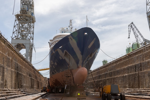 Passagierschiff im Trockendock auf Schiffsreparaturwerft