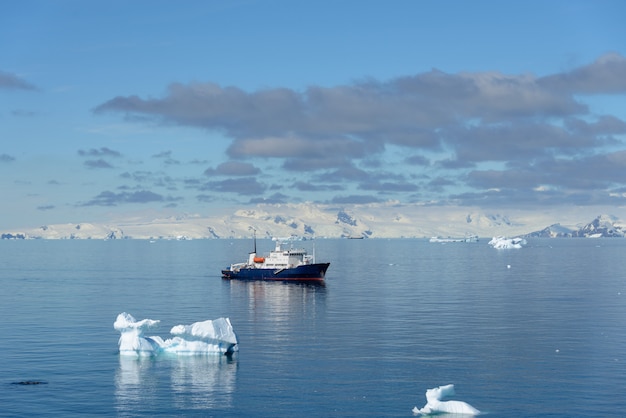 Passagierschiff in der Antarktis