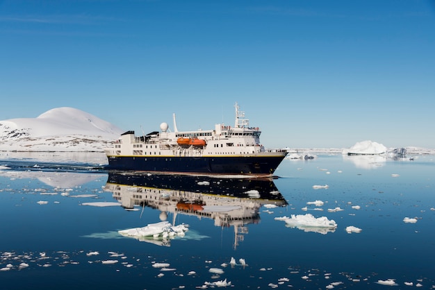 Passagierschiff in der Antarktis