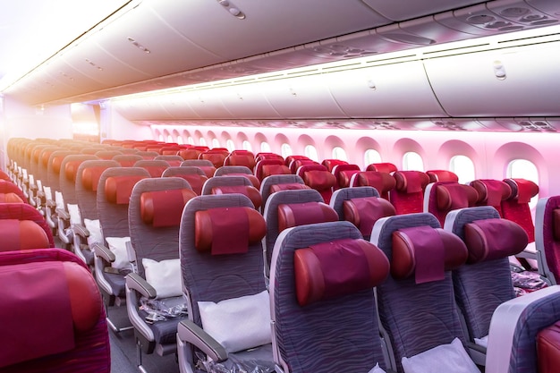 Passagiersitz, Innenraum des Flugzeugs mit Passagieren, die auf Sitzen sitzen.