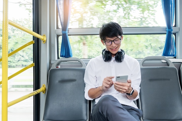 Passagiertransport. Menschen im Bus, Musik hören während der Fahrt nach Hause.