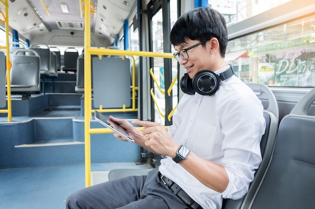 Passagiertransport. Menschen im Bus, tippen Sie eine Nachricht während der Fahrt nach Hause.