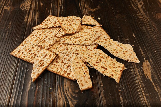 Passahfeierkonzept Jüdischer Feiertag Passah ganzer Matzo und Matzo in Stücke gebrochen