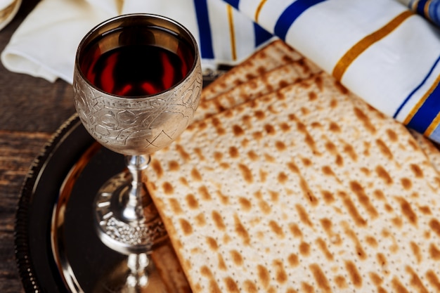 Passahfestfeiertagskonzept mit Wein und Matzoh über rustikalem Hintergrund mit Kopienraum