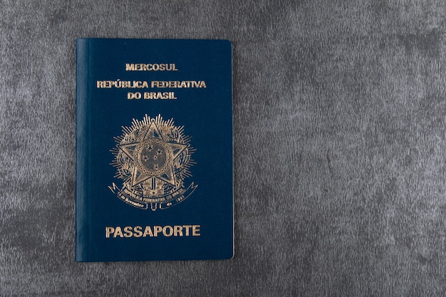 Passaporte brasileiro em fundo cinza