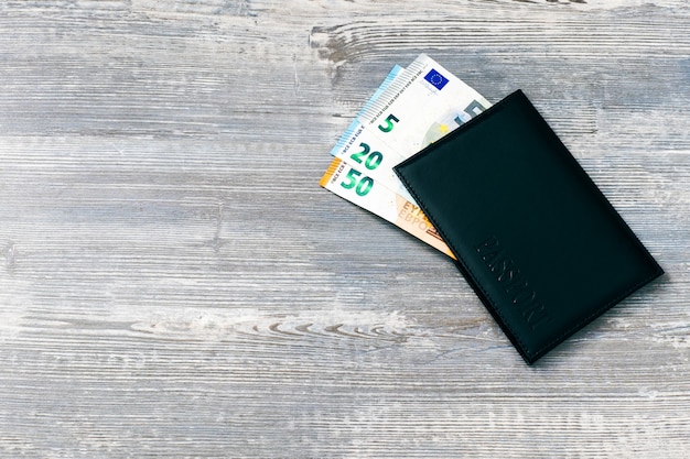 Foto passaporte com dinheiro europeu. conceito de viagens.