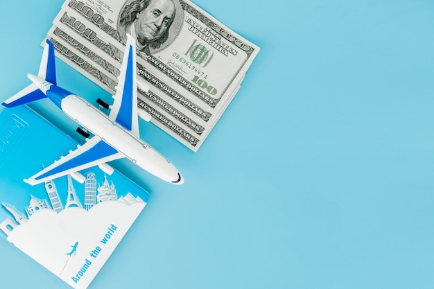 Passaporte com modelo de avião e notas de dólar