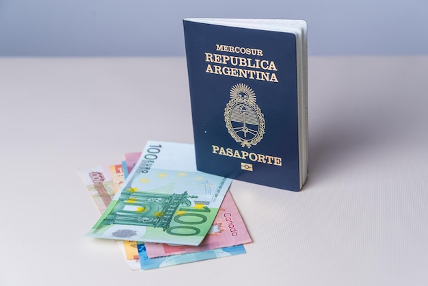 Passaporte com notas de diferentes países