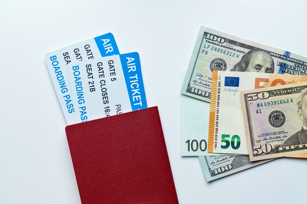 Passaporte com passagens aéreas e dinheiro conosco dólares e euros em branco com vista superior