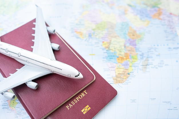 Foto passaporte com um mapa em fundo de madeira velho. planejamento de viagens.