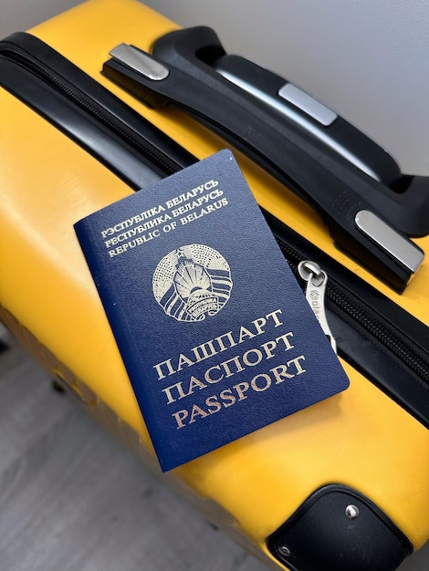 passaporte da Bielorrússia em uma mala