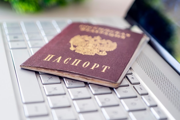 Passaporte da Federação Russa em um teclado cinza de laptop. Identificação do usuário na Internet. Proibição de acesso à Internet sem dados de passaporte. emissão de passaporte pela Internet