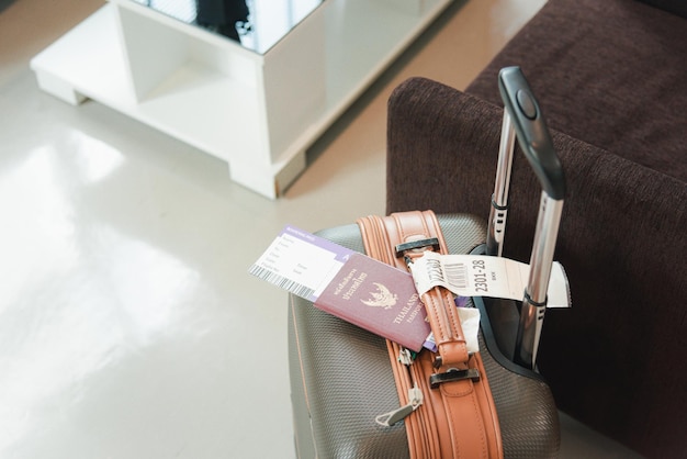 Passaporte da Tailândia na bagagem de bagagem do turista no bilhete de embarque da documentação do aeroporto