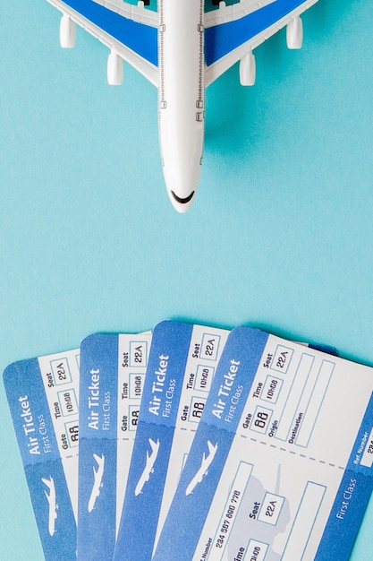 Foto passaporte de avião e passagem aérea em um fundo azul espaço de cópia do conceito de viagem