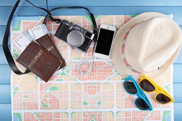 Foto passaporte de óculos de sol e mapa de perto preparando-se para o conceito de viagem