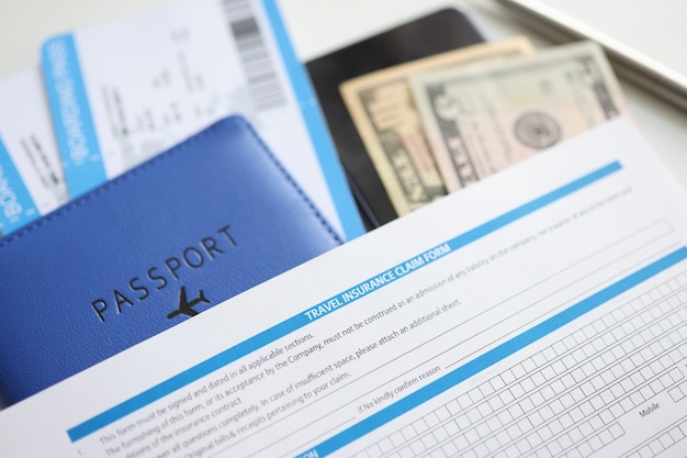 Passaporte de seguro médico de viagem e dinheiro na mesa escolha do conceito de seguro de viagem