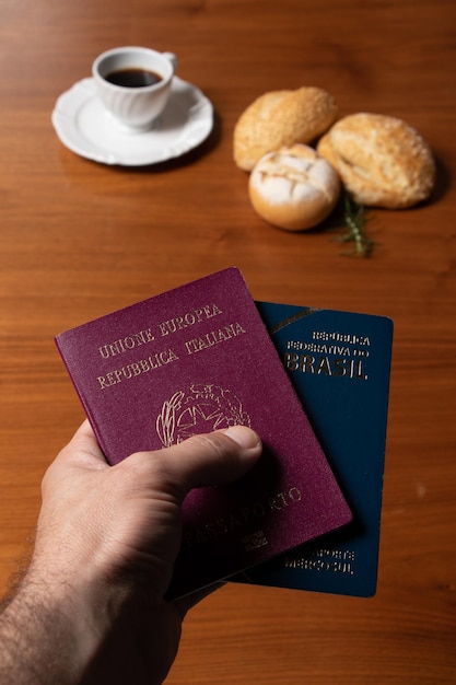 passaporte em cima de uma mesa de café da manhã