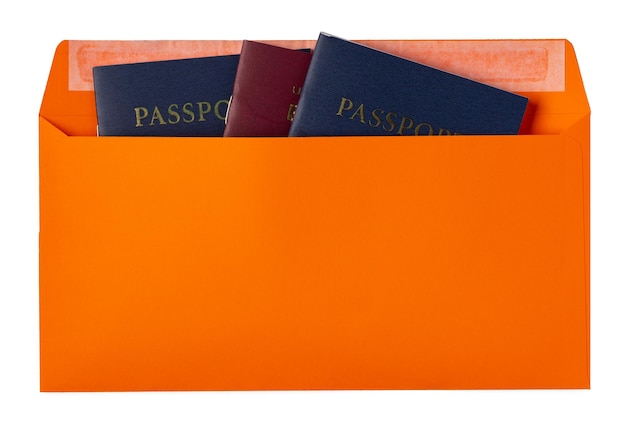 Passaporte espalhado em um conceito de viagem de envelope de papel branco