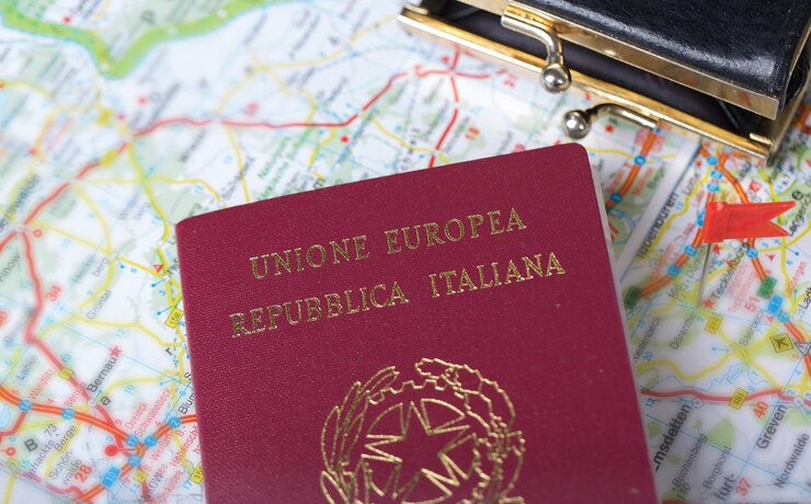 Foto passaporte italiano em um mapa. fechar-se