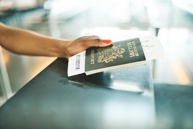 Foto passaporte manual e balcão de serviço do aeroporto closeup ou suporte de voo de embarque e administração do balcão de viagens check-in de turista em viagem e pessoa com passagem de livro de identificação e documentos de viagem