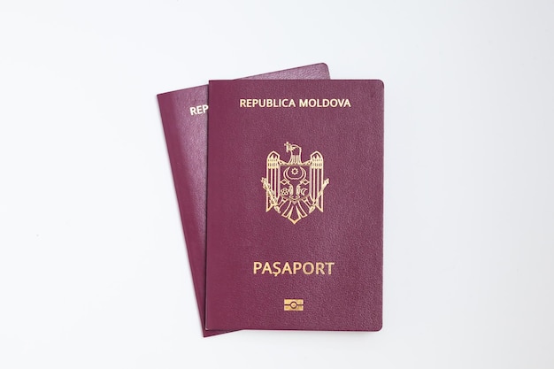 Passaporte moldavo em um fundo branco