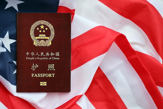 Passaporte vermelho da República Popular da China na bandeira dos Estados Unidos