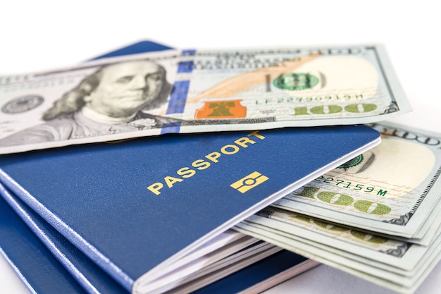 Passaportes azuis e dólares isolados. Fechar-se.