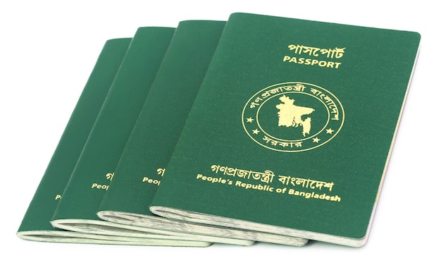 Passaportes de Bangladesh sobre fundo branco