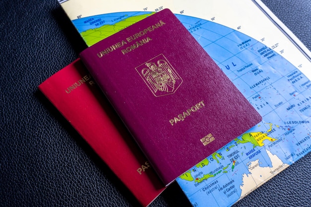 Passaportes e mapa para viajar