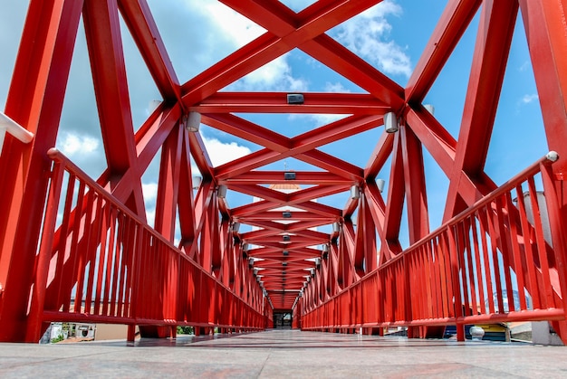 Passarela de pedestres de ferro vermelho