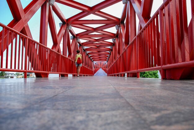 Passarela de pedestres de ferro vermelho