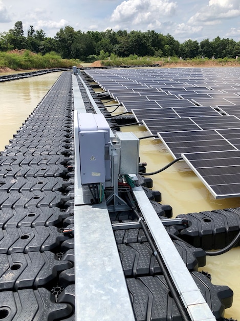 Passarela de Plantas Solares Flutuantes e Instalação Inversora de Sistema FV Solar Flutuante