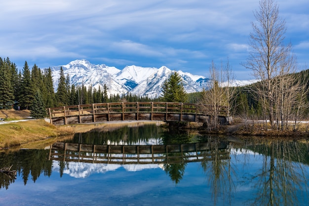 passarela em arco de madeira em cascade ponds park no outono banff national park canadian rockies