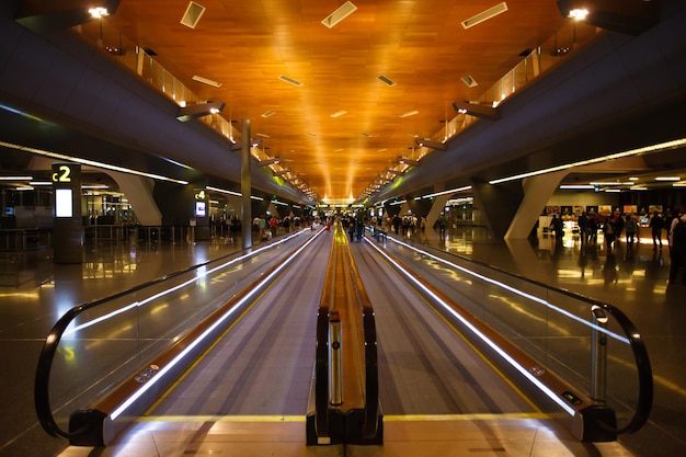 Passarela em movimento na vista em perspectiva do aeroporto