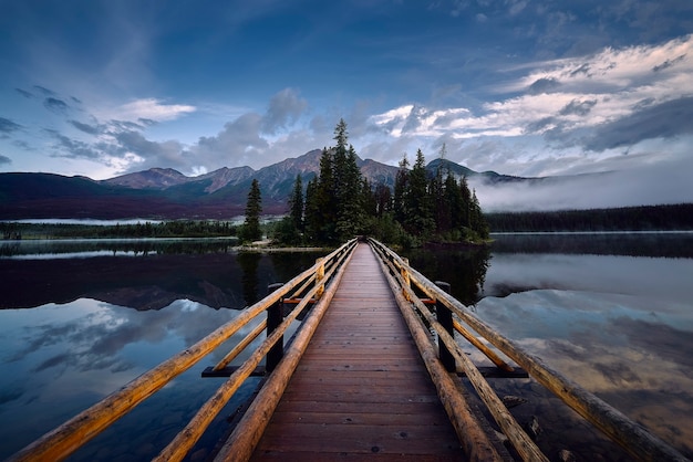 Passarela rústica de madeira que leva à Ilha do Lago Pyramid, Canadá