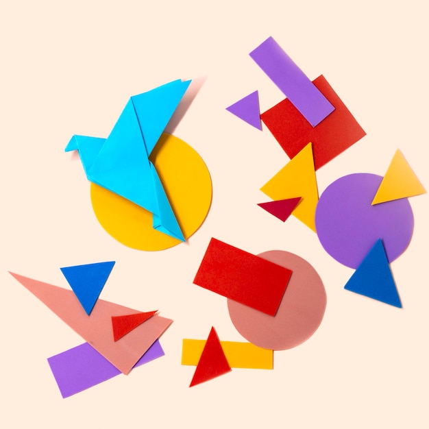 Pássaro azul origami e formas geométricas multicoloridas