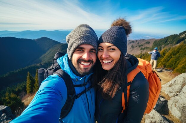 Foto pássaros namorados sorridente na atmosfera serena da montanha