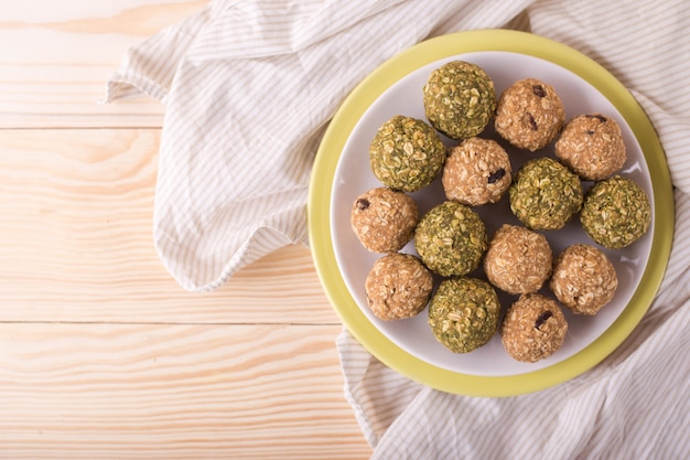 Passas de amêndoa e mel. Bolas doces da energia crua saudável caseiro - sobremesas do vegetariano.