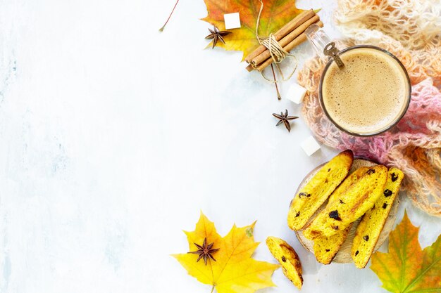 Passas recém-assadas, biscoitos de canela e uma xícara de café