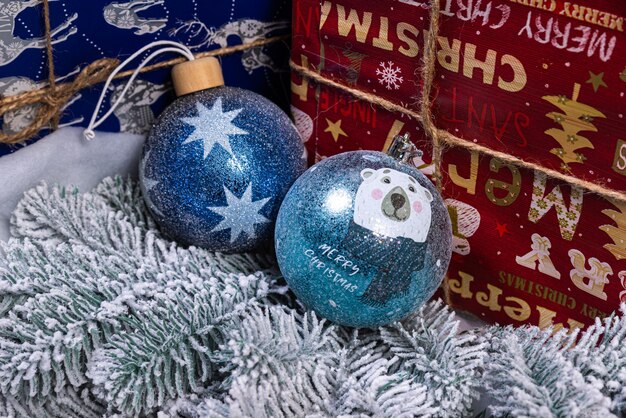 Foto passatempo artesanal criativo faça você mesmo fazendo enfeites de natal artesanais e bolas com árvore de feltro abeto árvore de natal com bolas coloridas e caixas de presente sobre a parede de tijolos brancos com bolas azuis e brancas