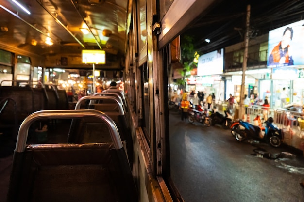 Passeie em um ônibus vazio pela cidade à noite. interior do ônibus da cidade. transporte público em bangkok